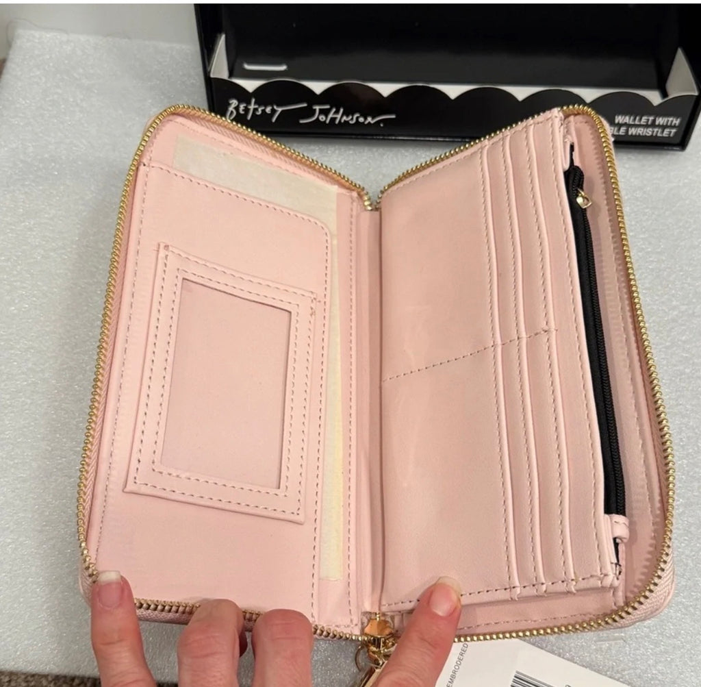 Billetera Betsey Johnson Blush con Corazones