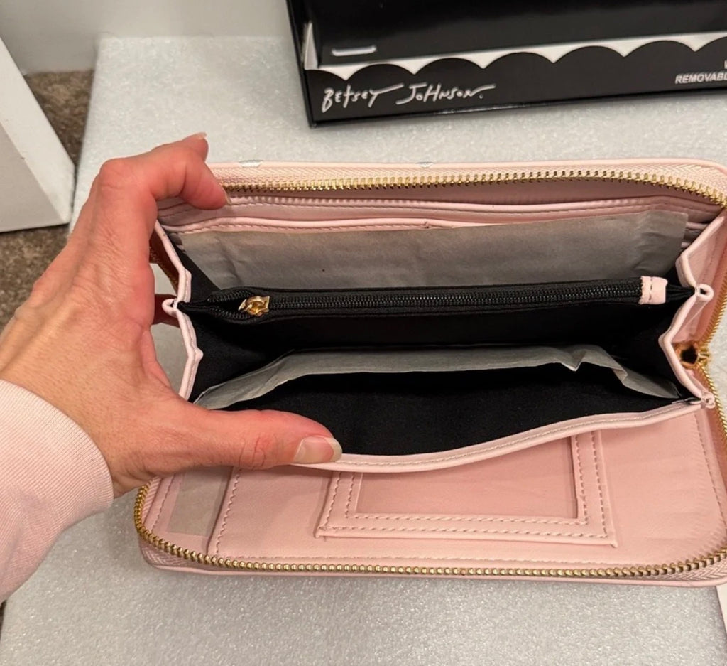 Billetera Betsey Johnson Blush con Corazones